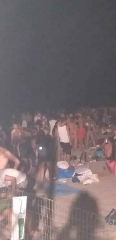 Giovani sulla spiaggia libera di Tirrenia venerdì sera