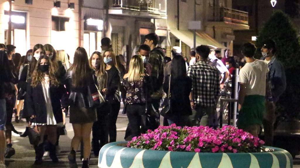 Marina chiude prima, Carrara invece no «In città dopo le 23 non c’è più nessuno»