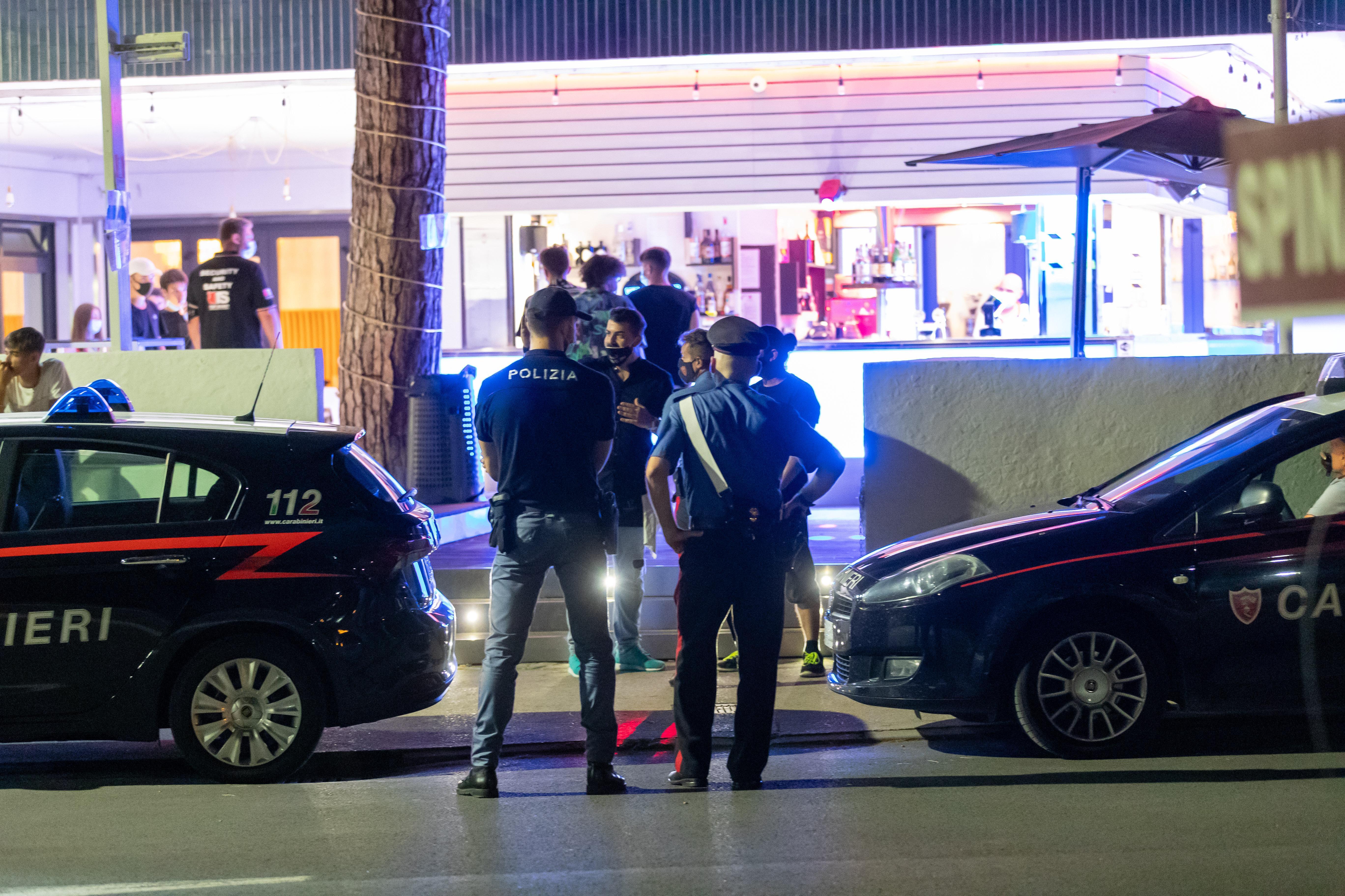 Falsificano i documenti per entrare nei locali a Lido Spina: tre ragazzine denunciate dai carabinieri