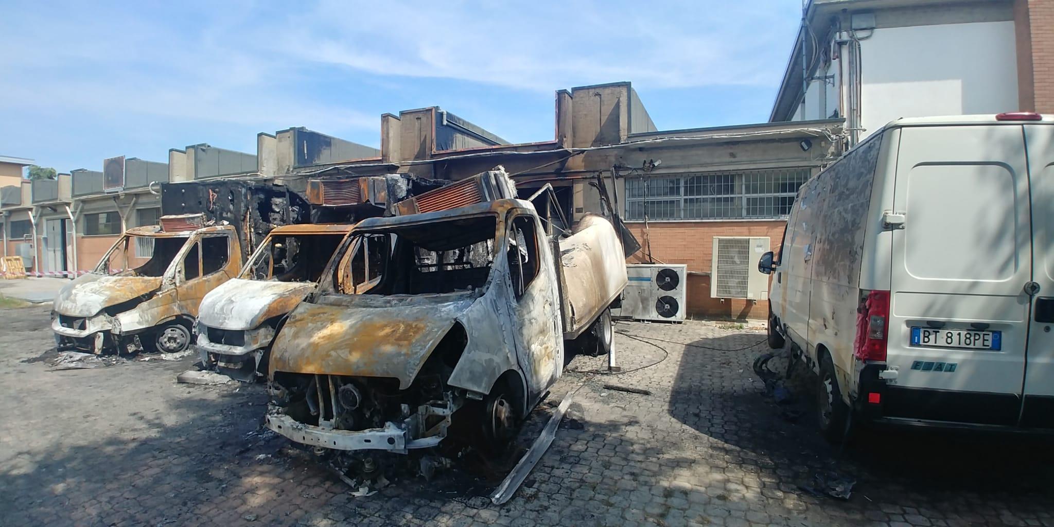 Modena, rogo nella notte: distrutti i furgoni-frigo della Gastronomia La Ducale di Albareto 