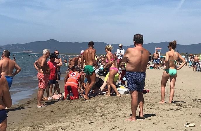 Malore mentre nuota, muore davanti agli occhi della moglie - Video