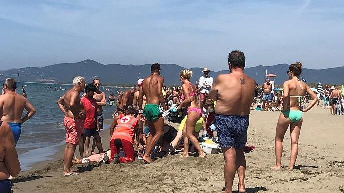 Malore mentre nuota, muore davanti agli occhi della moglie - Video