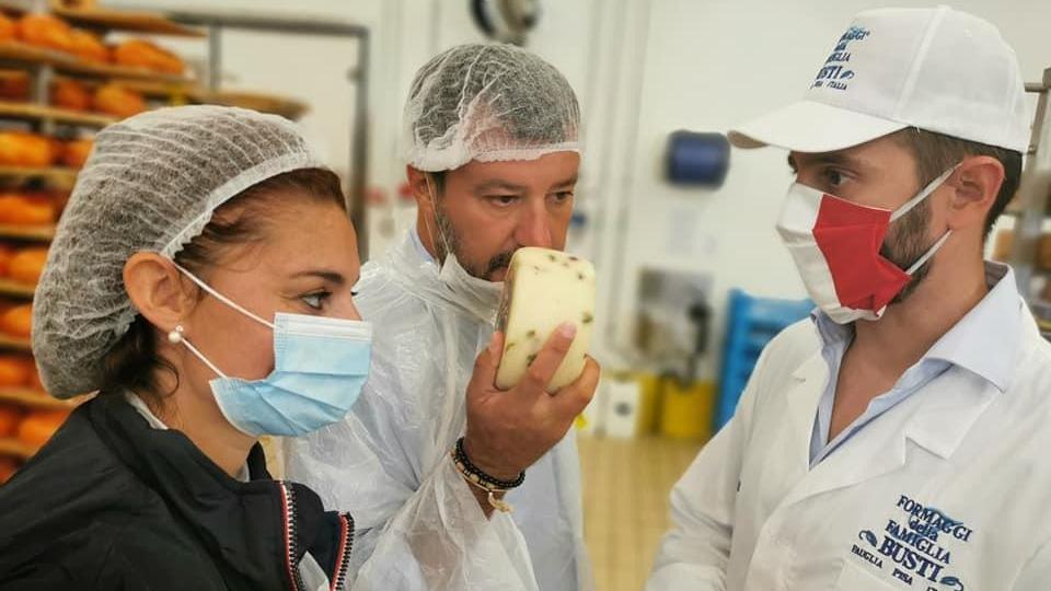 Salvini visita il caseificio senza mascherina e scoppia la rivolta sui social: "Non comprate quel pecorino"