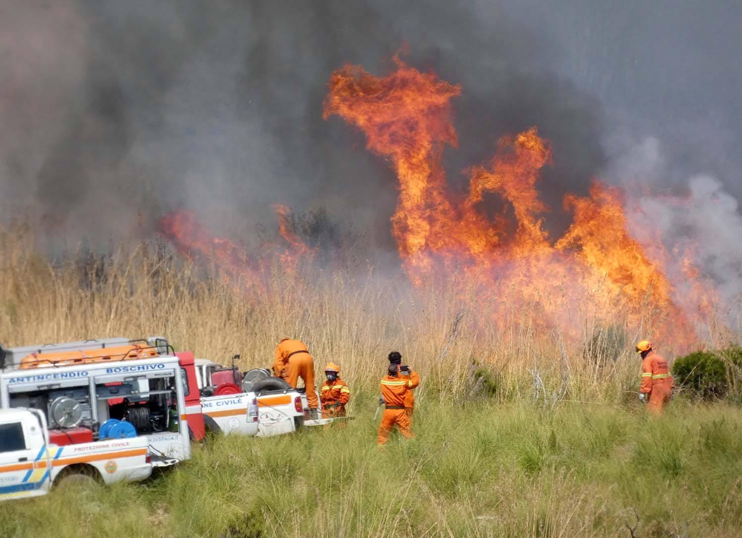 L'incendio di Casone alla Sughera (foto Paolo Barlettani)