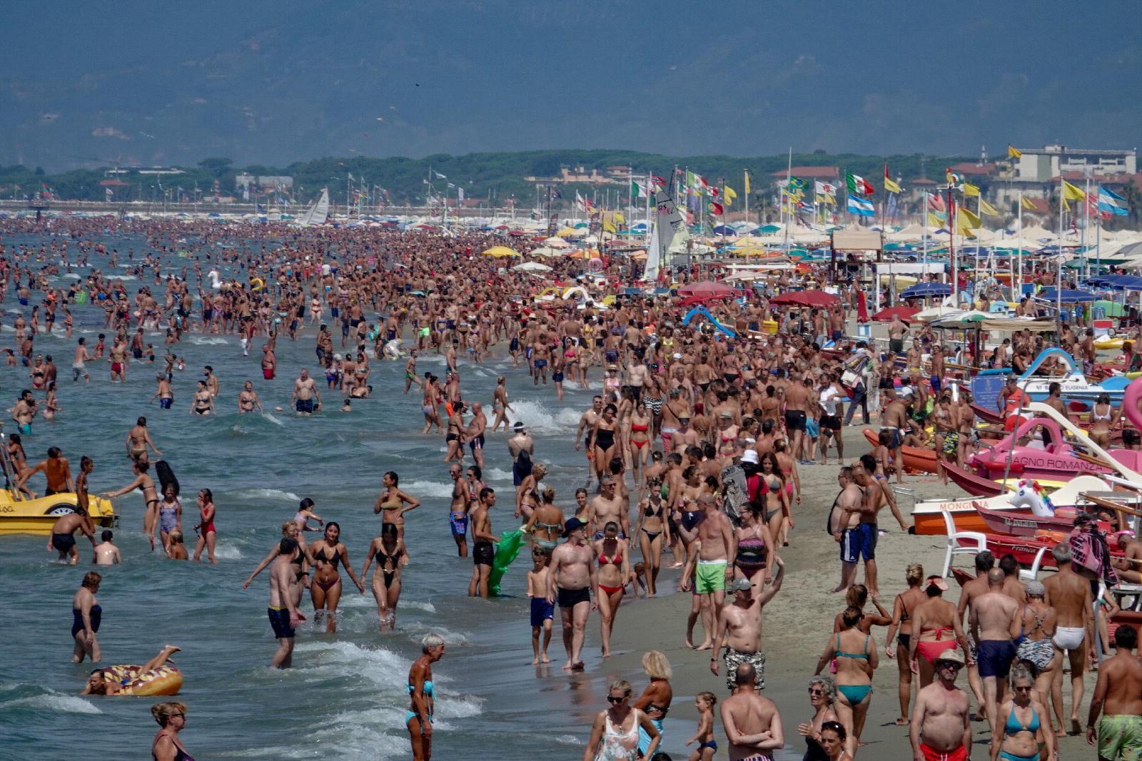 In Versilia tutto esaurito nel weekend di Ferragosto grazie ai turisti italiani - Video