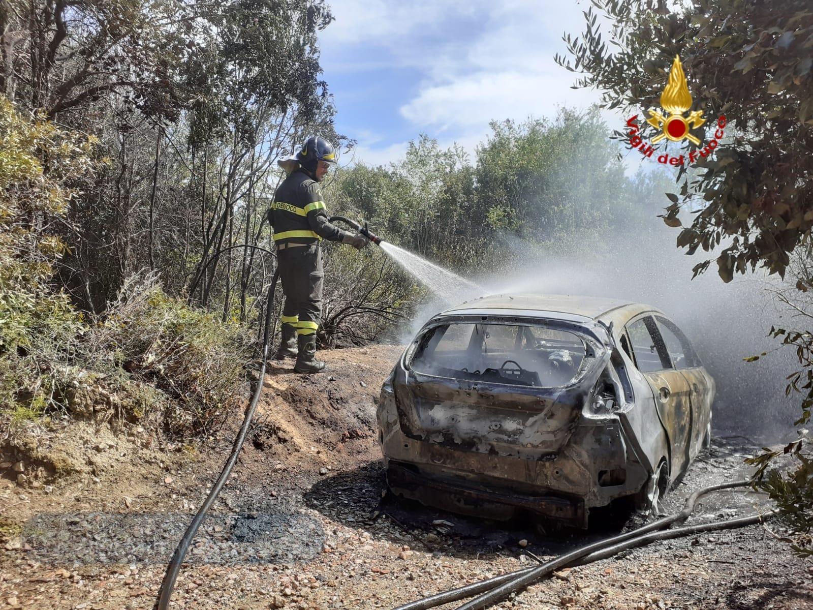 La foto dei vigili del fuoco al lavoro per spegnere l'incendio a Montenero