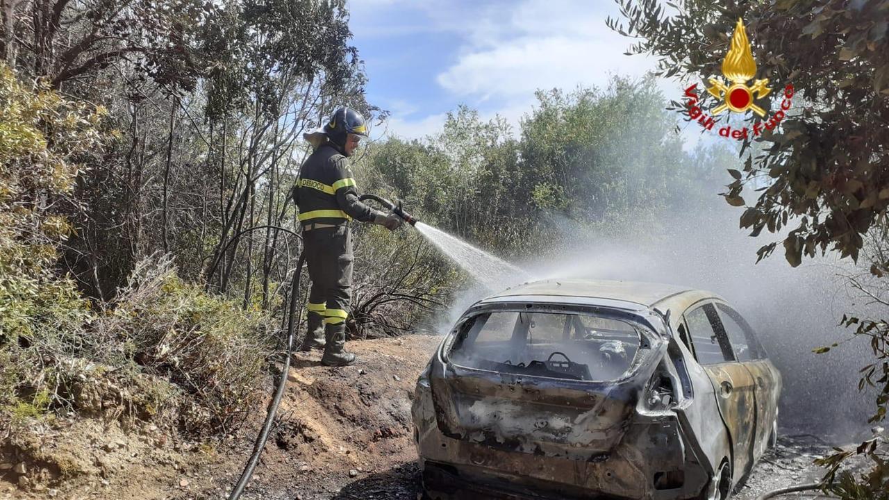 La foto dei vigili del fuoco al lavoro per spegnere l'incendio a Montenero