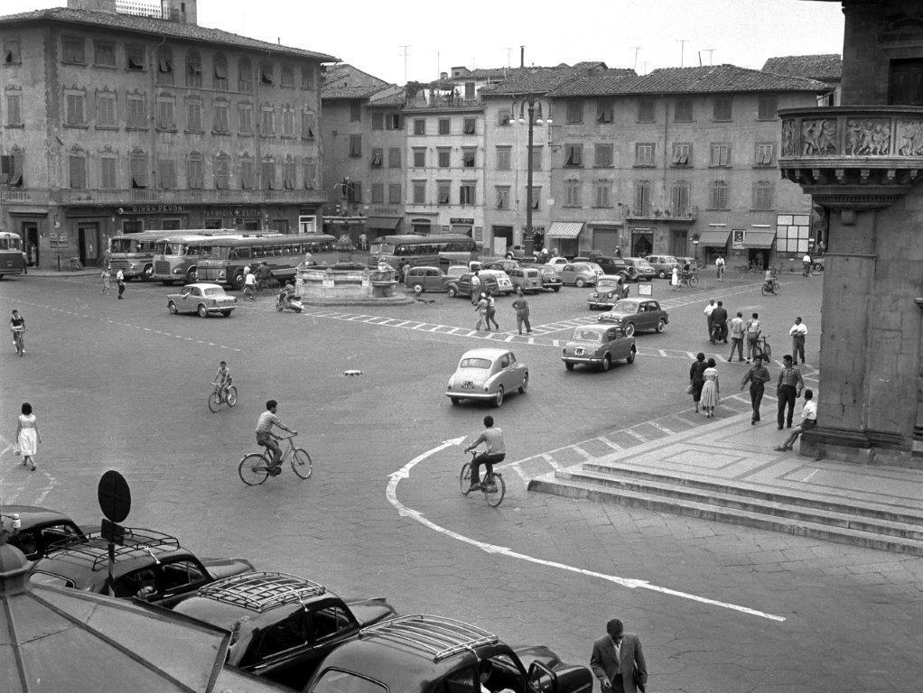 Piazza Duomo negli anni Sessanta (archivio Ranfagni)