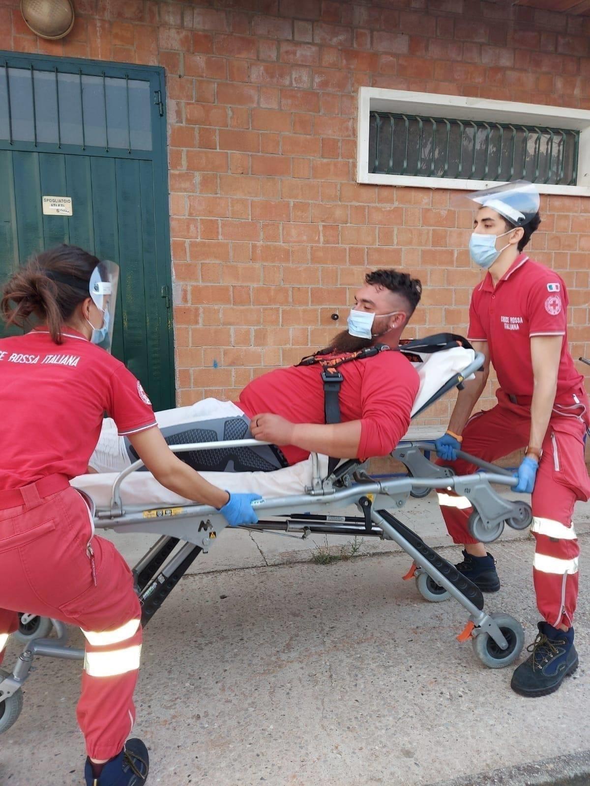 Luca Riccò Panciroli, terza base della Reggio Rays, lascia il campo dopo l'infortunio all'anca