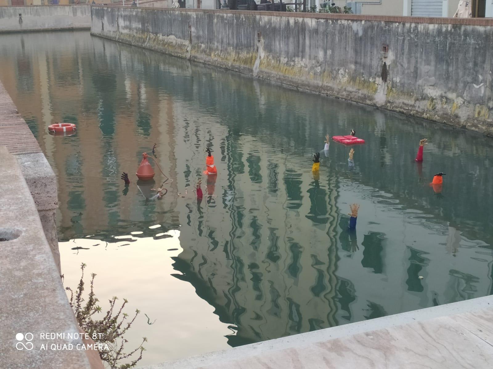 Le mani dei migranti spuntano dal Fosso. Ecco “Sughero” l’opera provocazione contro l'odio 