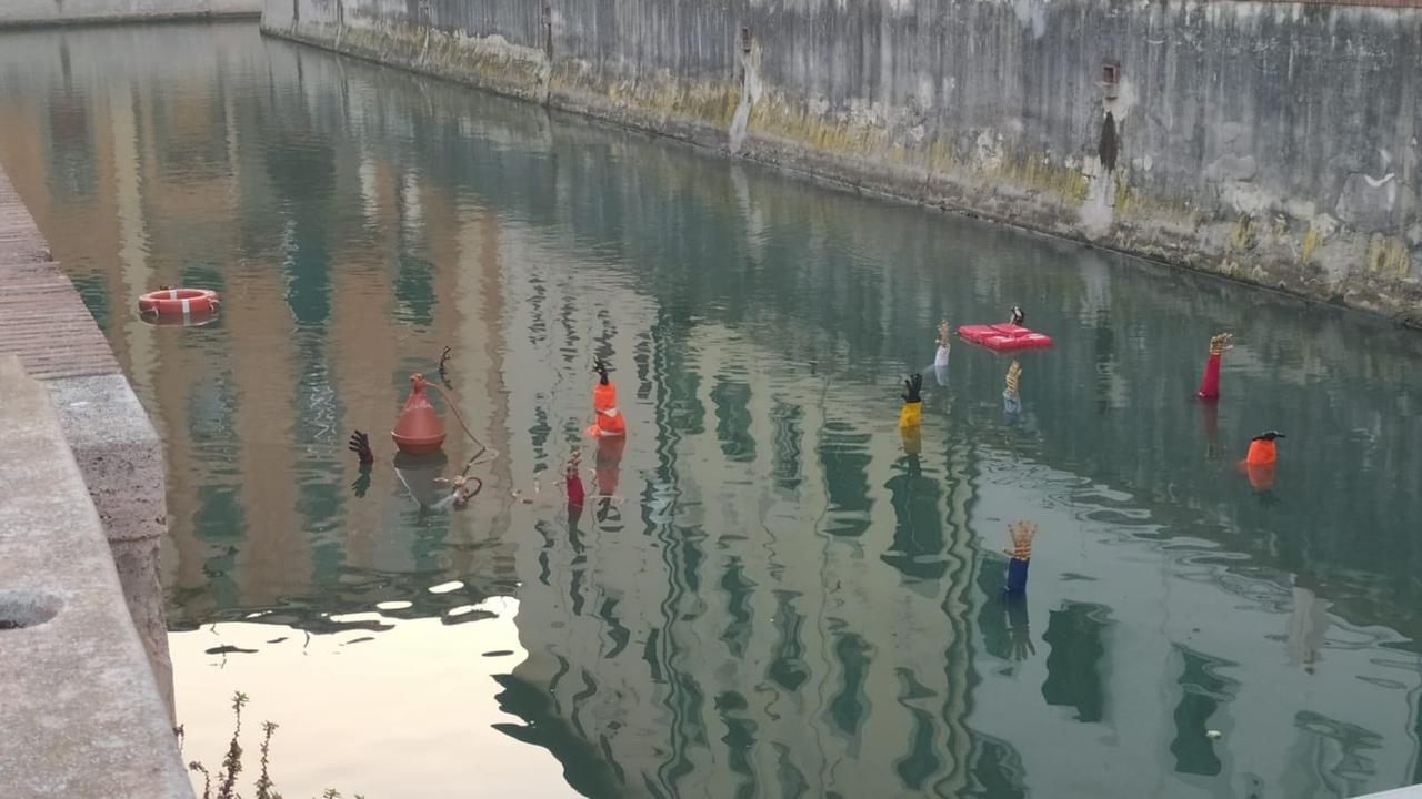 Le mani dei migranti spuntano dal Fosso. Ecco “Sughero” l’opera provocazione contro l'odio