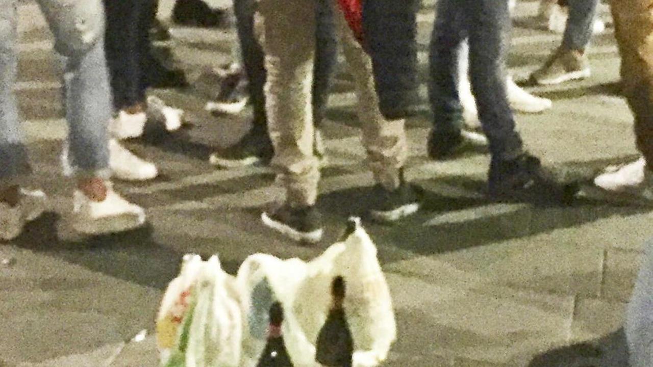 Stop alla vendita di alcolici da asporto dalle 22 e multe a chi compra dagli abusivi