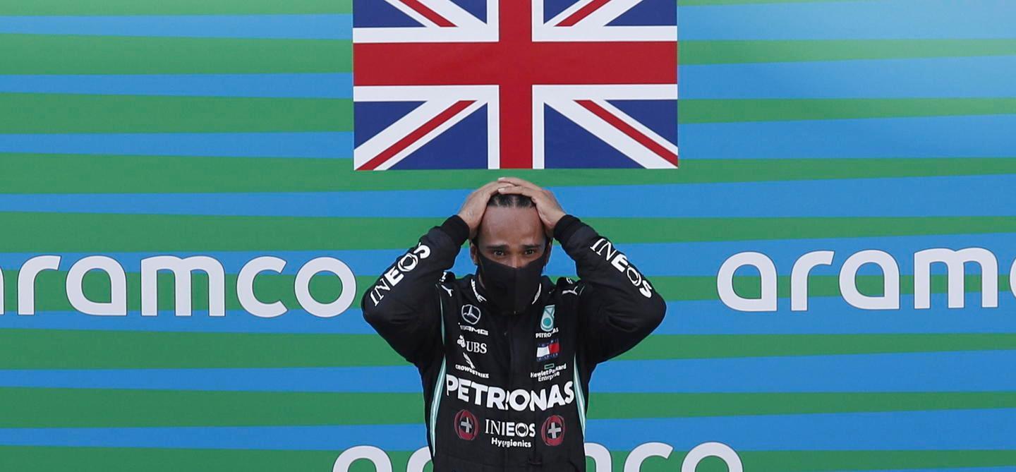 Lewis Hamilton sul podio del Gran Premio di Spagna: l’inglese è arrivato a tre vittorie dal record di Michael Schumacher