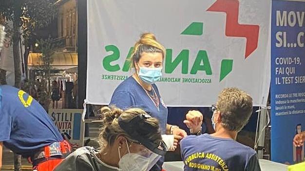 Il gazebo montato a Castiglioncello per i test sierologici (foto Pubblica Assistenza Rosignano)