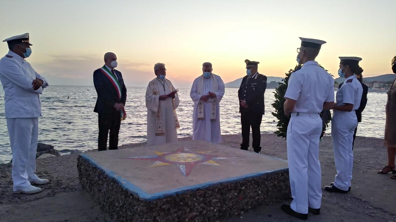 Il vescovo ricorda i caduti in mare