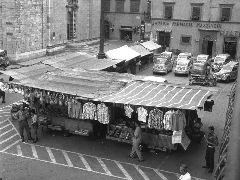 I banchi degli ambulanti in piazza Duomo (archivio Ranfagni)