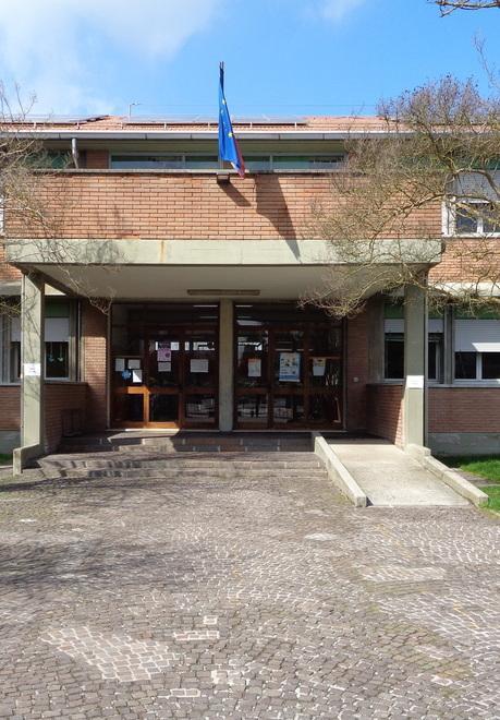 L'ingresso della scuola elementare di Pieve