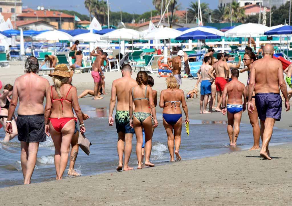 Ferragosto col botto a Massa: tantissimi i turisti, ma  addio stranieri 
