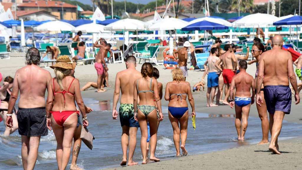 Ferragosto col botto a Massa: tantissimi i turisti, ma addio stranieri