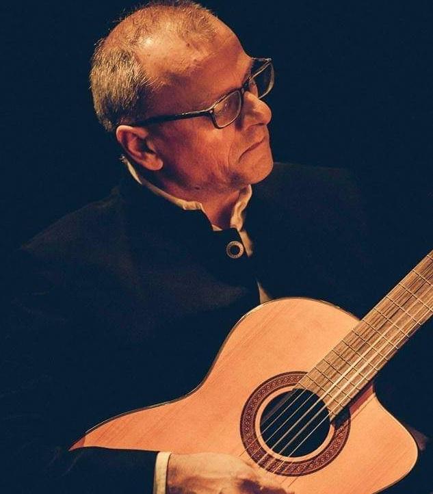 Dario Panicucci con la sua chitarra