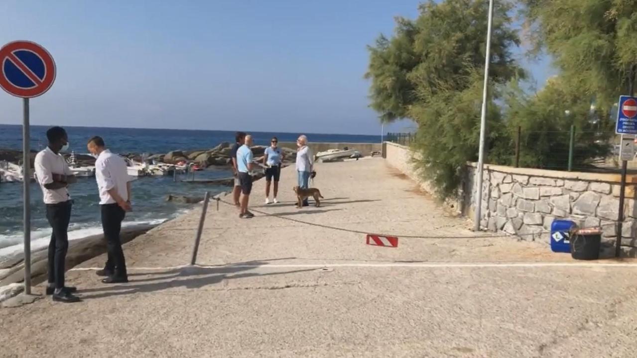 Caloncino, l’hotel resiste alle critiche: «Abusi e incuria in un’area privata»