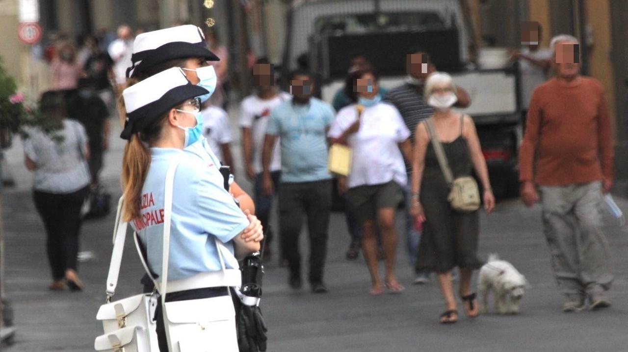 Controlli della polizia municipale in centro a Prato (foto Batavia)