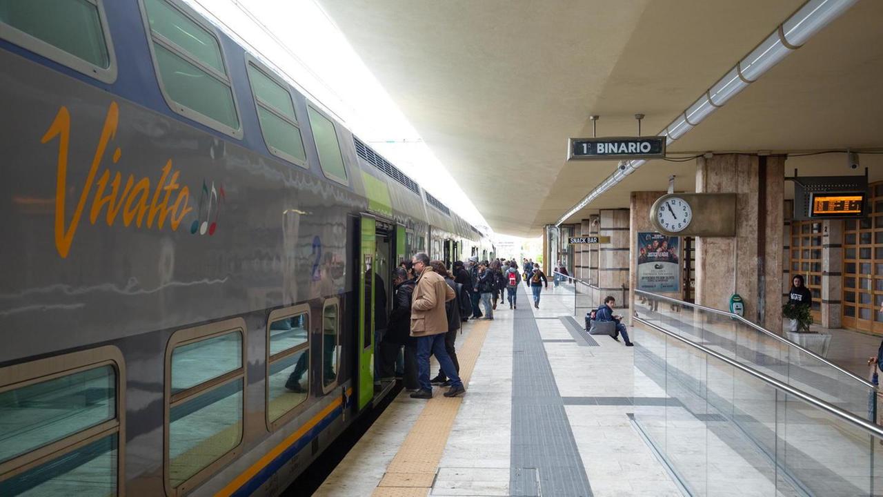 «Mettetevi la mascherina» In 3 aggrediscono il capotreno
