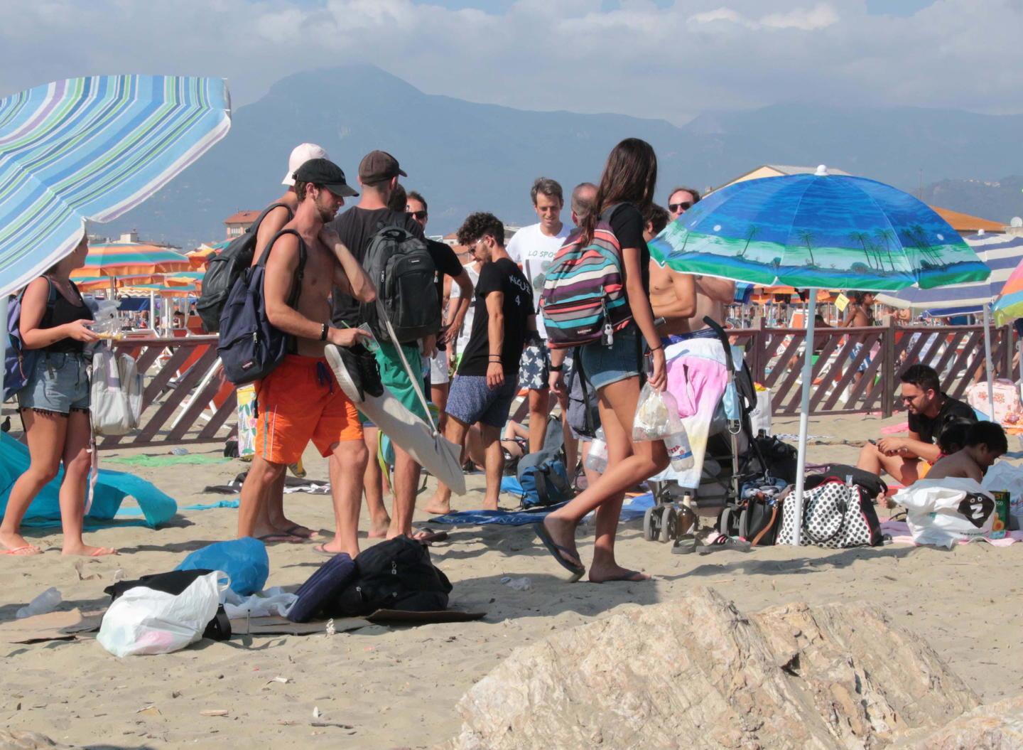 Tante mini feste sotto le tende: i bagni ringraziano i ragazzi