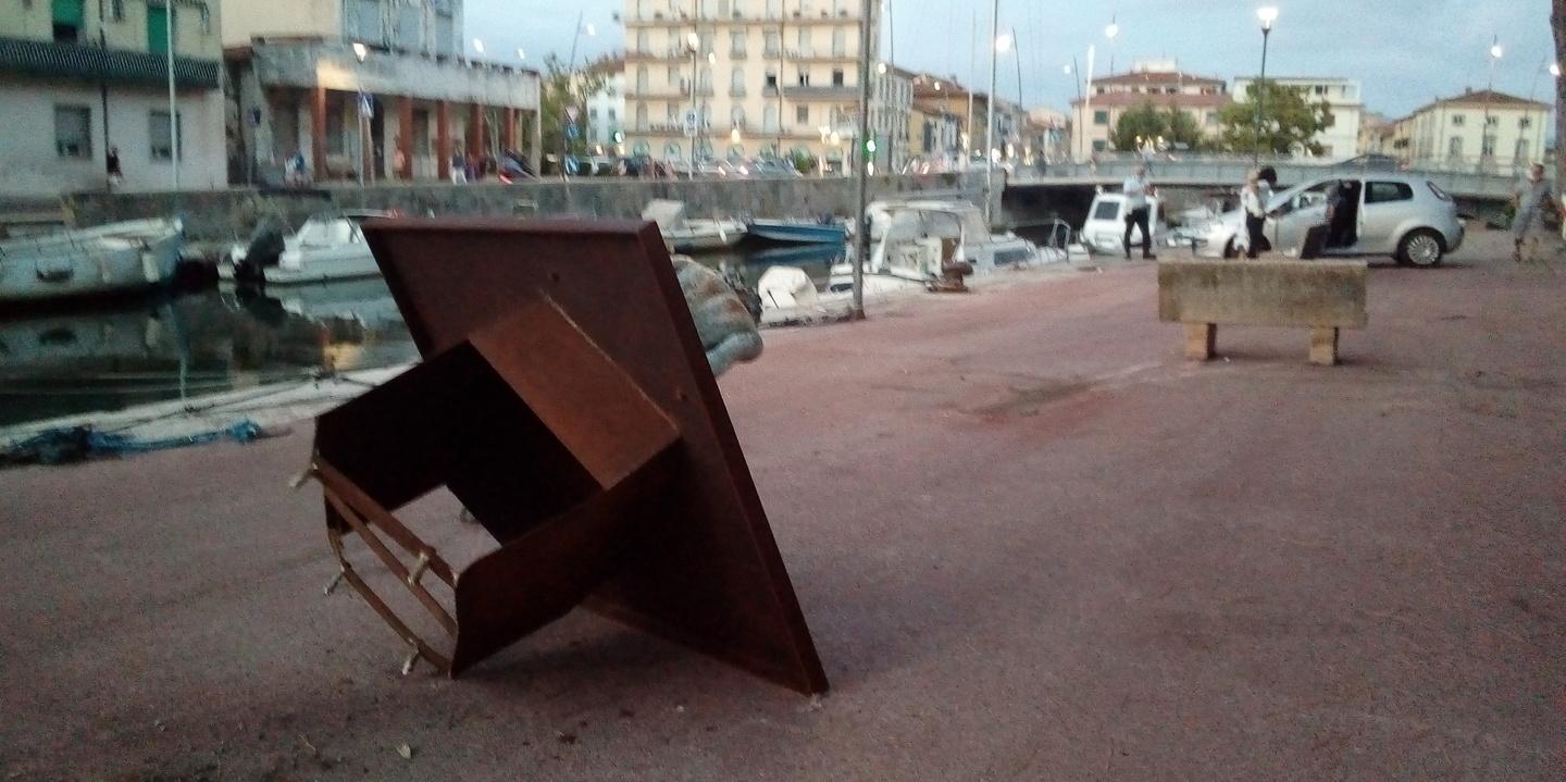 Auto sulla banchina travolge la statua di Matteo Valenti 