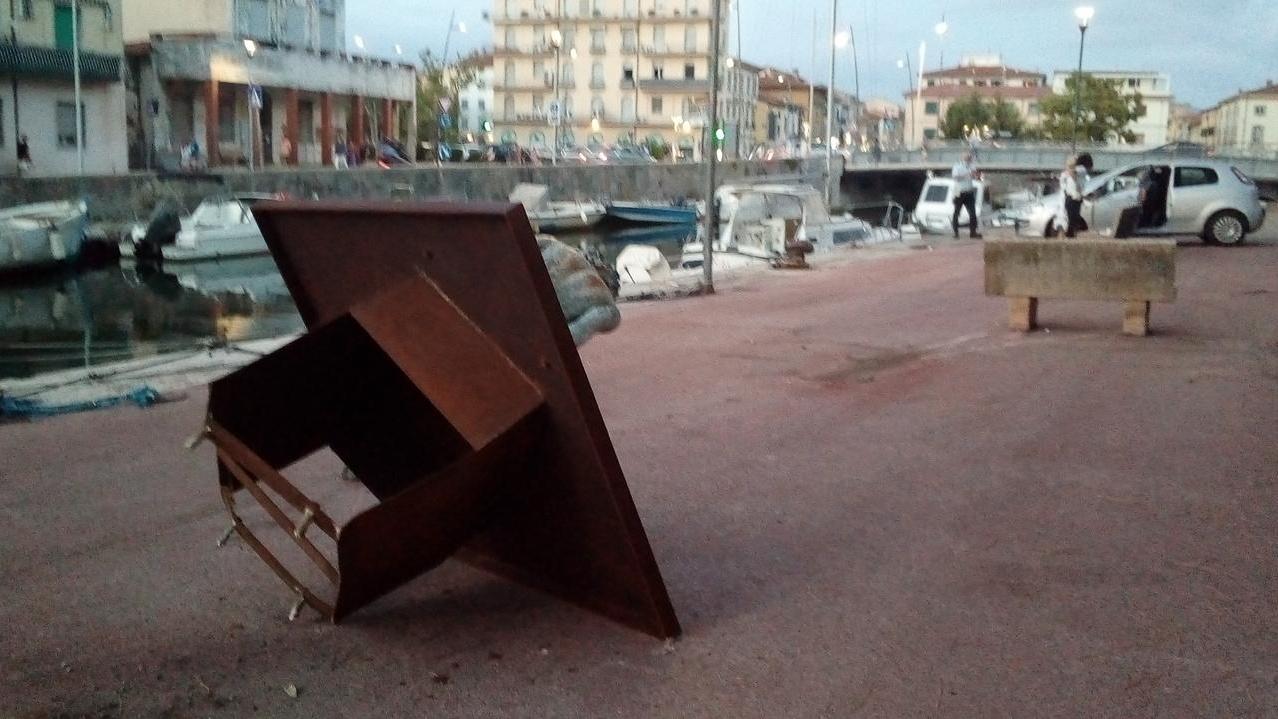 Auto sulla banchina travolge la statua di Matteo Valenti