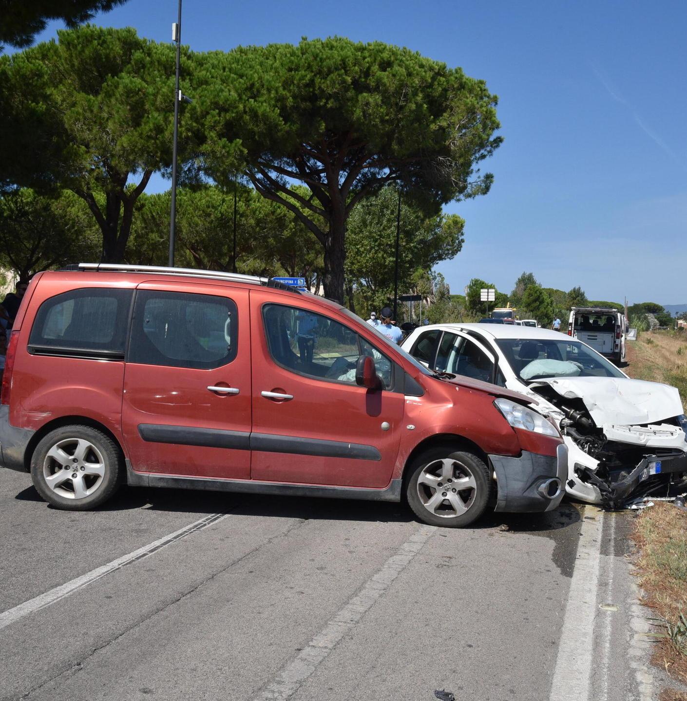 Schianto all’incrocio due uomini feriti