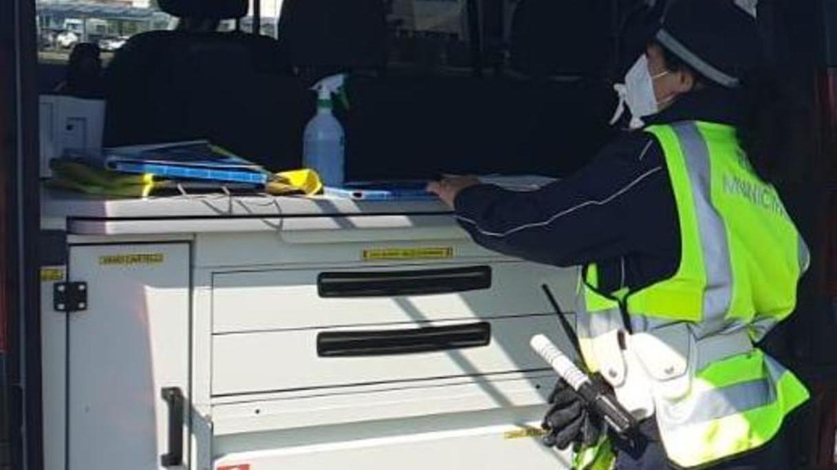 Si schianta con l’auto contro i veicoli in sosta