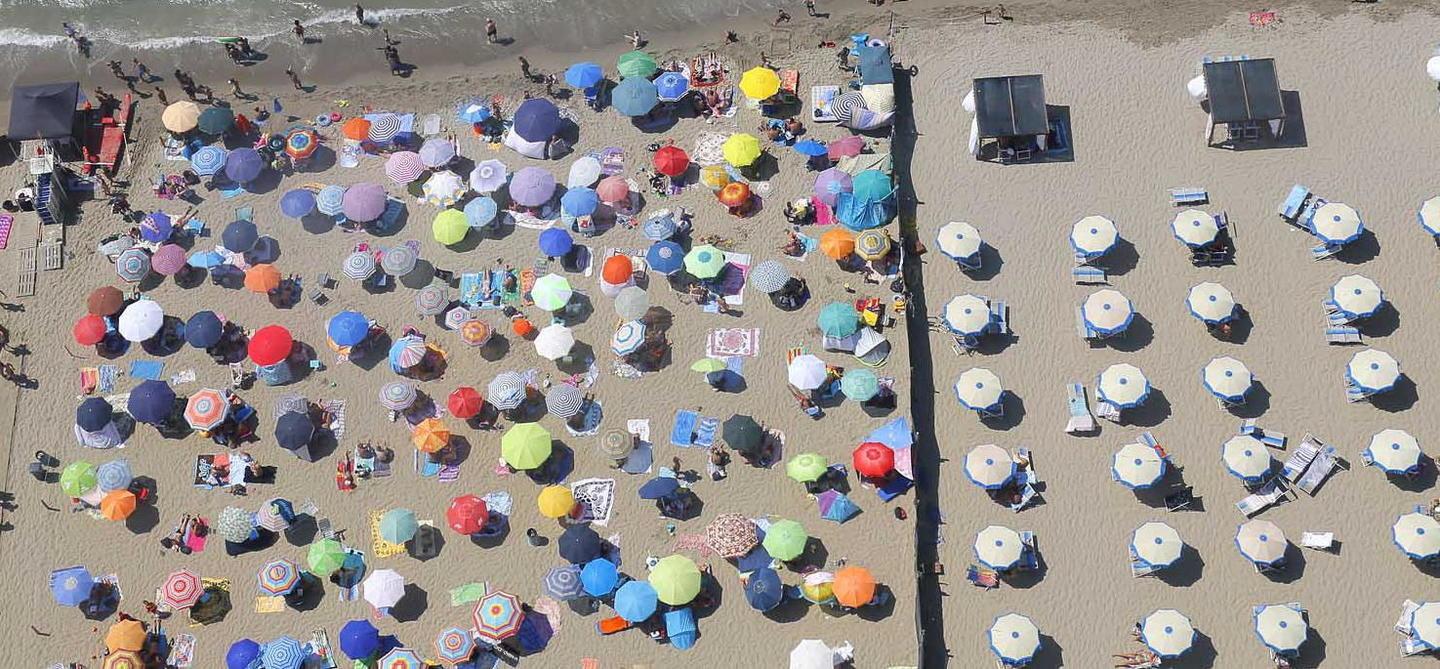 Tende, alcol e accampamenti in spiaggia allontanati nella notte centinaia di ragazzi 