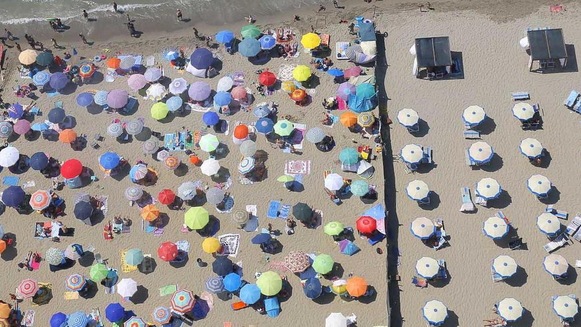Tende, alcol e accampamenti in spiaggia allontanati nella notte centinaia di ragazzi