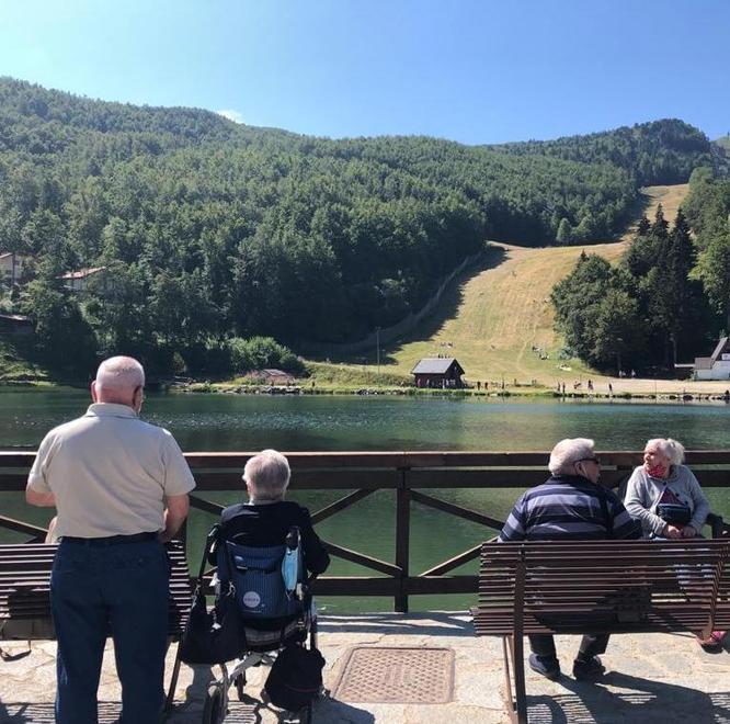 Montagna presa d’assalto per Ferragosto Al lago Pranda strada bloccata dalle auto 