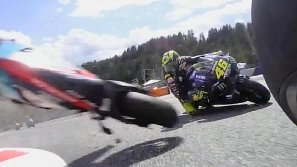Zarco, una frenata folle Morbidelli gli va addosso Rossi illeso per miracolo