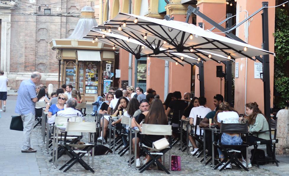 Movida a Modena. In campo scendono gli altoparlanti «Sono le 18, mettetevi le mascherine» 