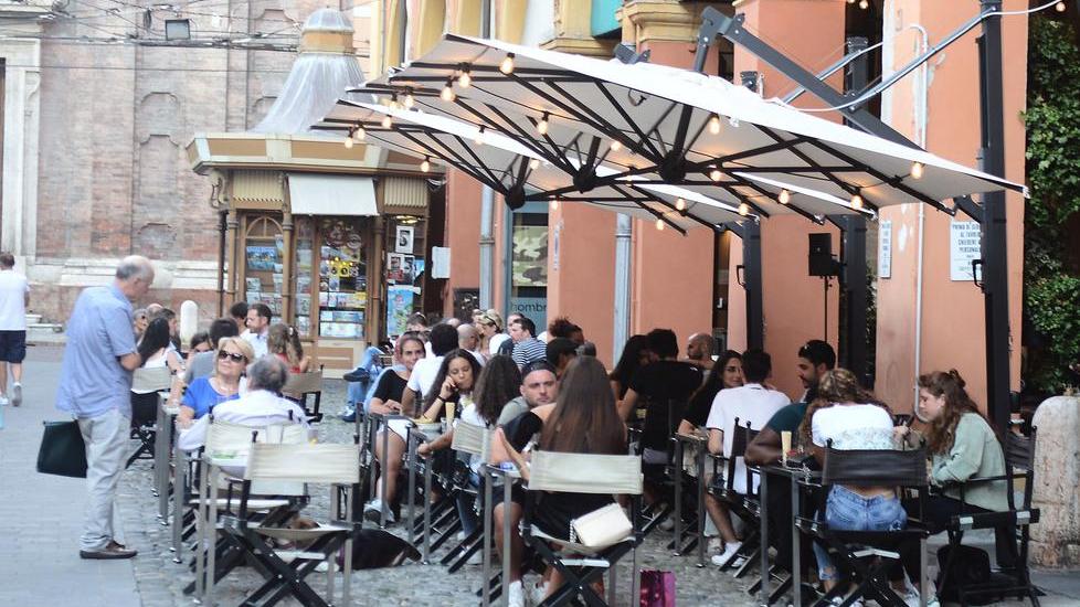 Movida a Modena. In campo scendono gli altoparlanti «Sono le 18, mettetevi le mascherine»