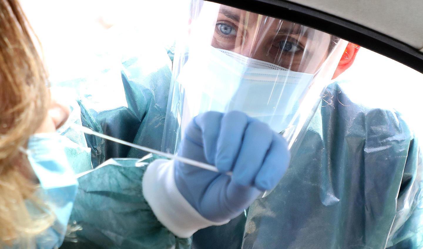Focolai dall’estero, è boom di tamponi: le Asl costrette a riaprire i laboratori 