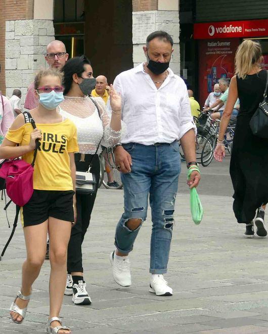 Scatta l’obbligo mascherina: ma a Ferrara quanta confusione 