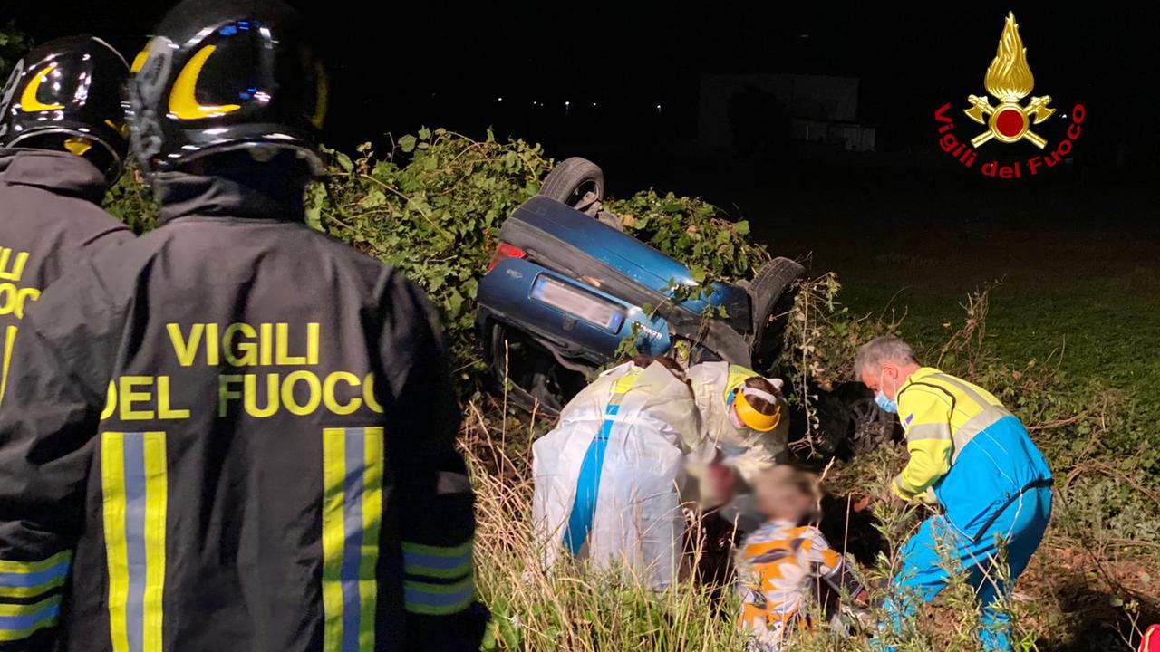 Auto finisce fuori strada e si ribalta: 5 feriti