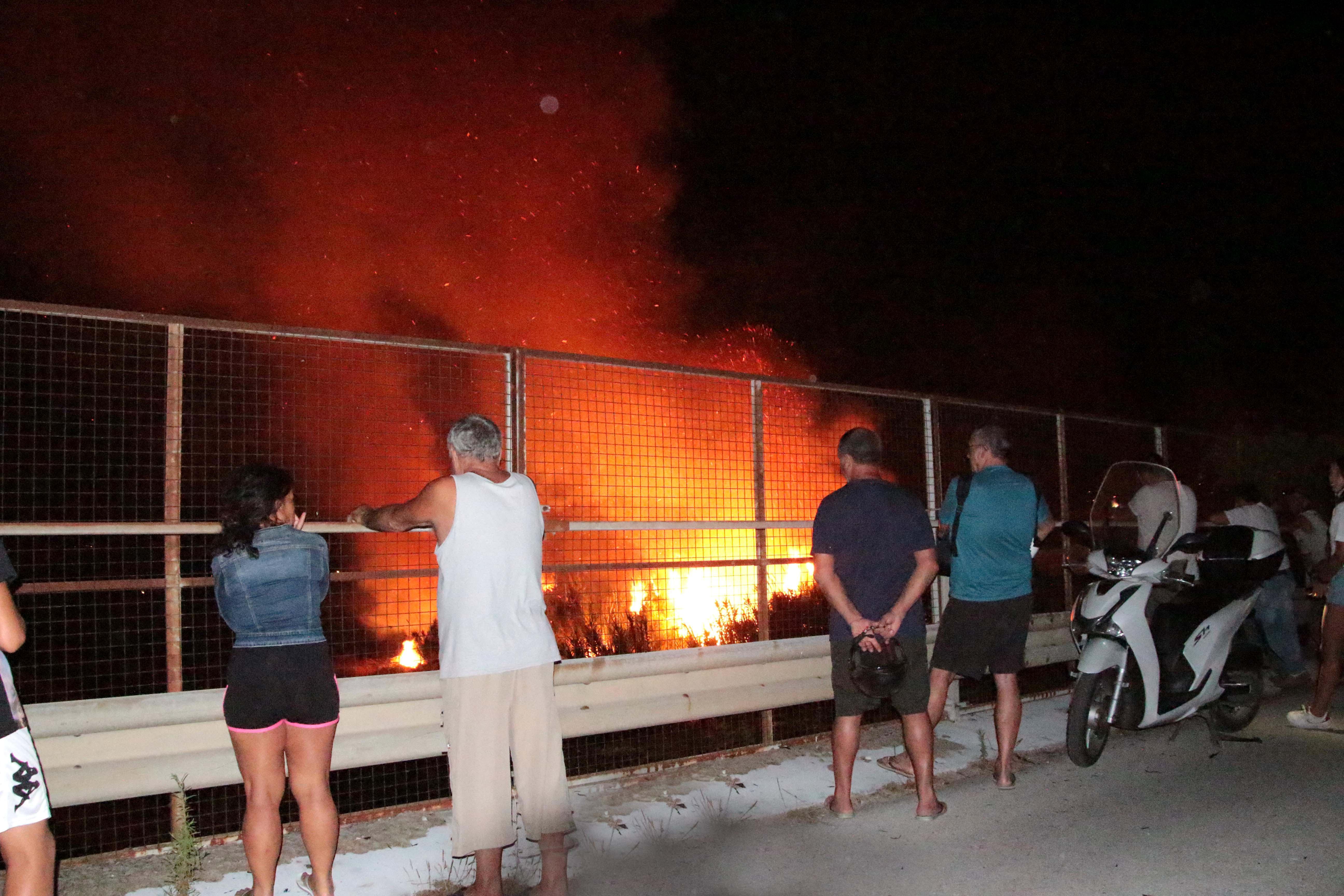 Incendio in padule: fiamme alte visibili dall'autostrada