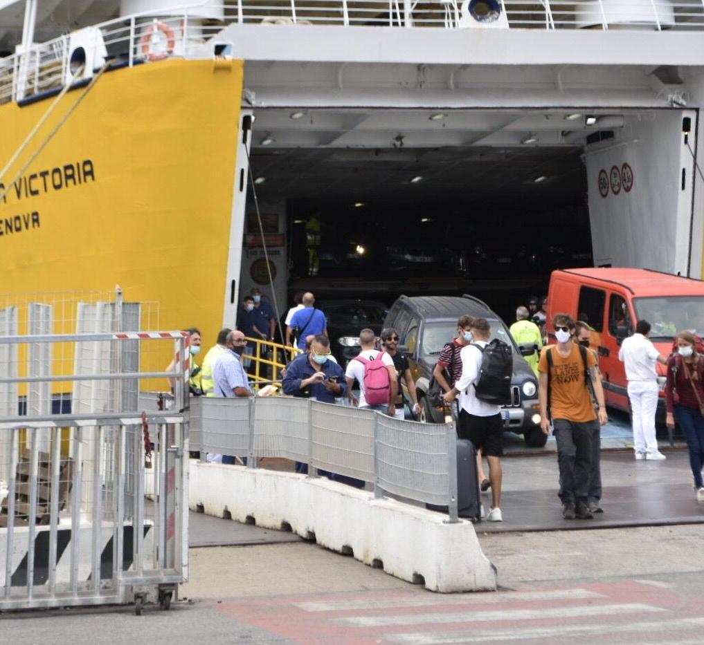 Così il porto di Livorno si prepara ai tamponi per chi sbarcherà dalla Corsica 