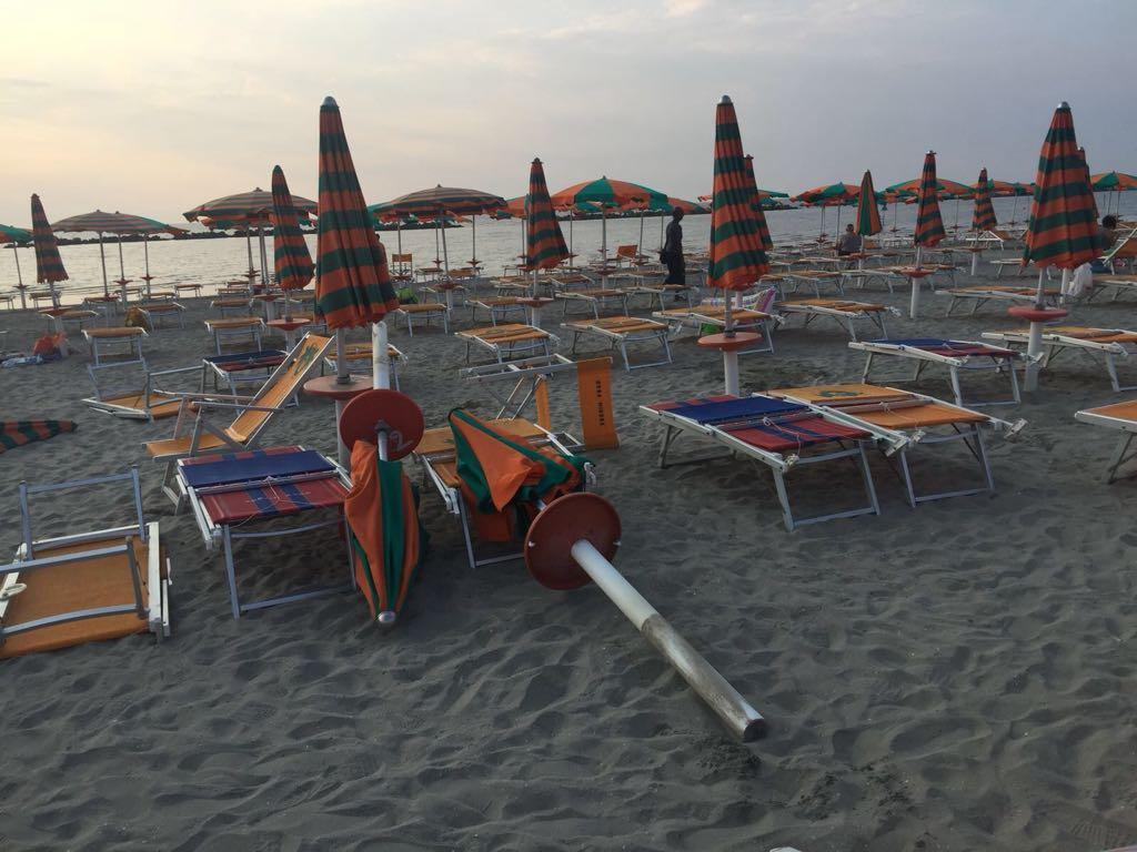 Danni in uno stabilimento balneare in una foto d'archivio