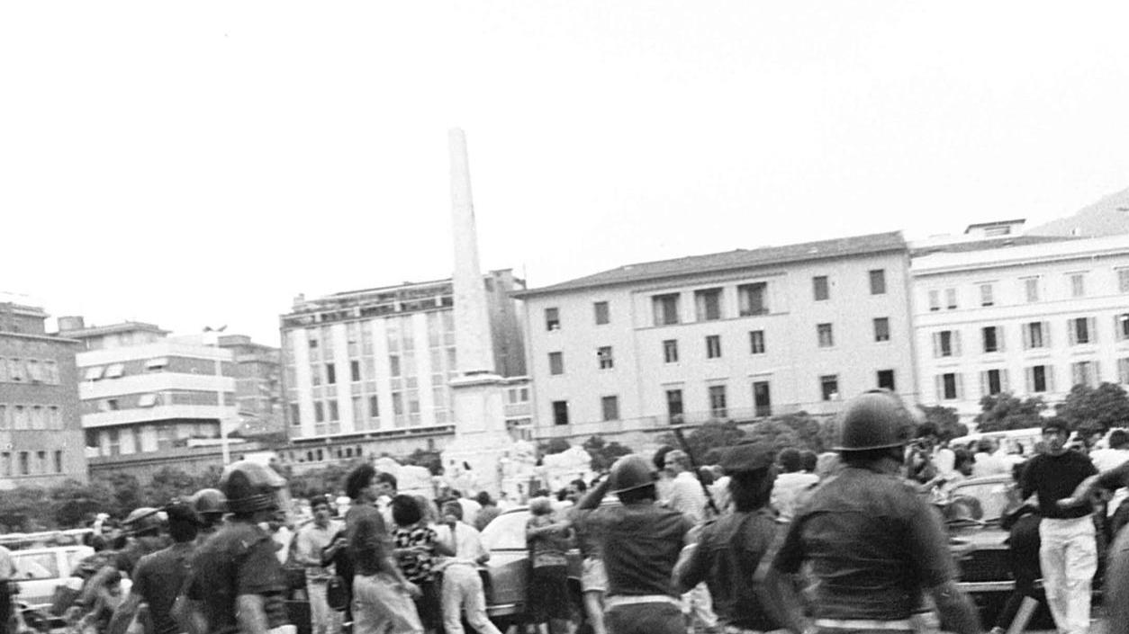 La carica della polizia in piazza Aranci, la foto omaggio in edicola con Il Tirreno
