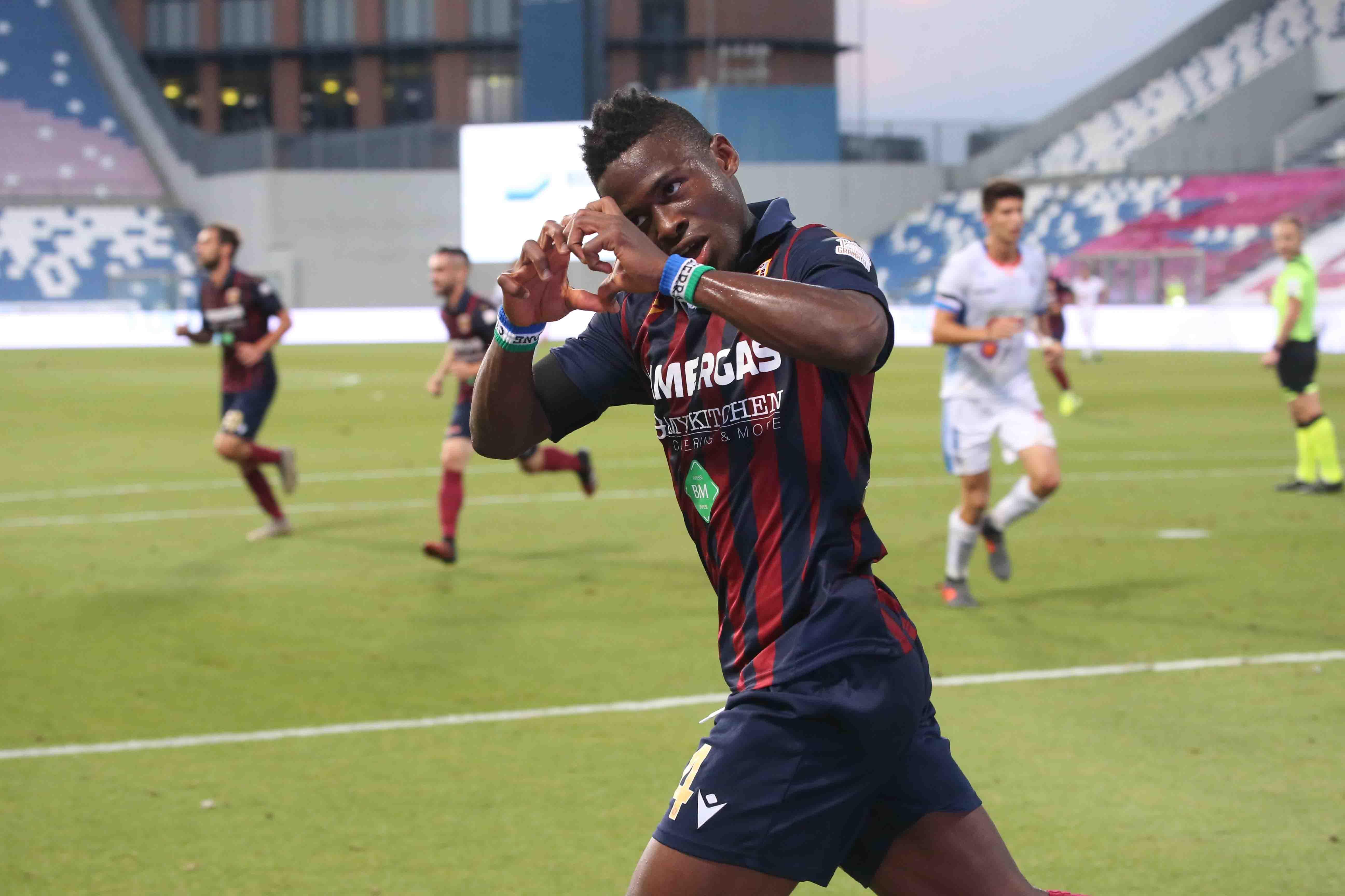 Augustus Kargbo festeggia dopo un gol