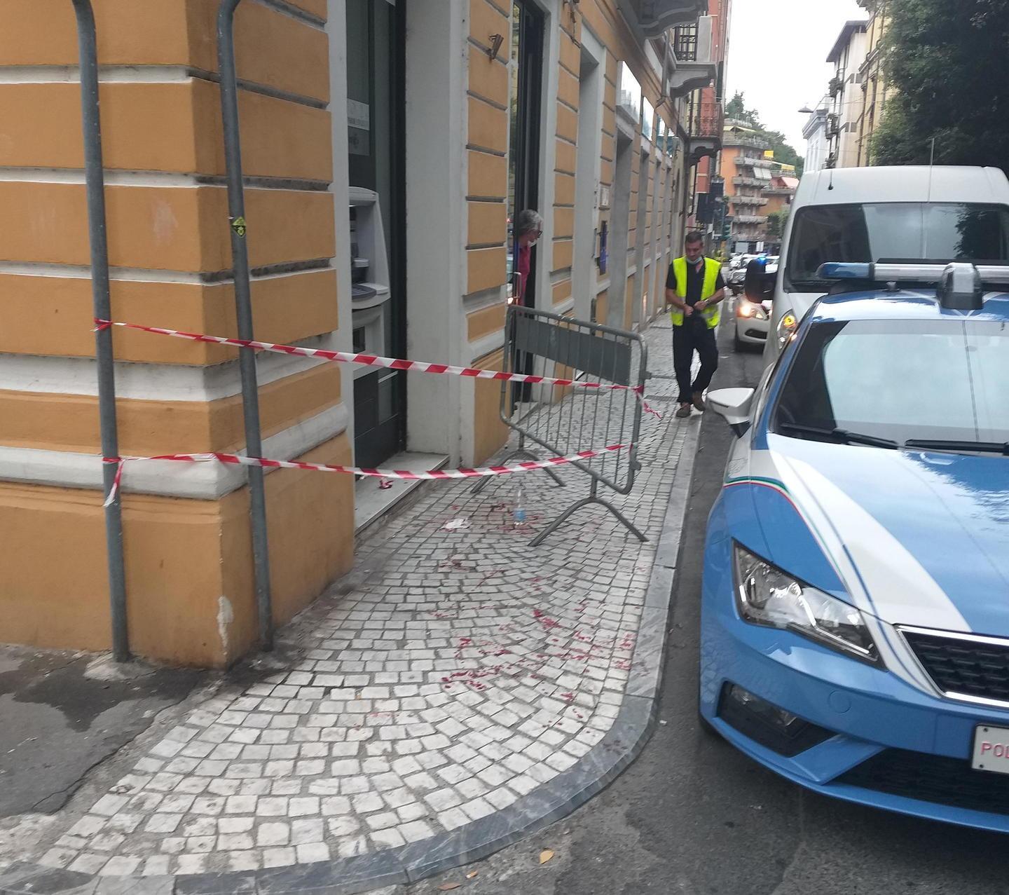 Sangue al mercato di Carrara, ambulante colpisce alla testa il rivale 