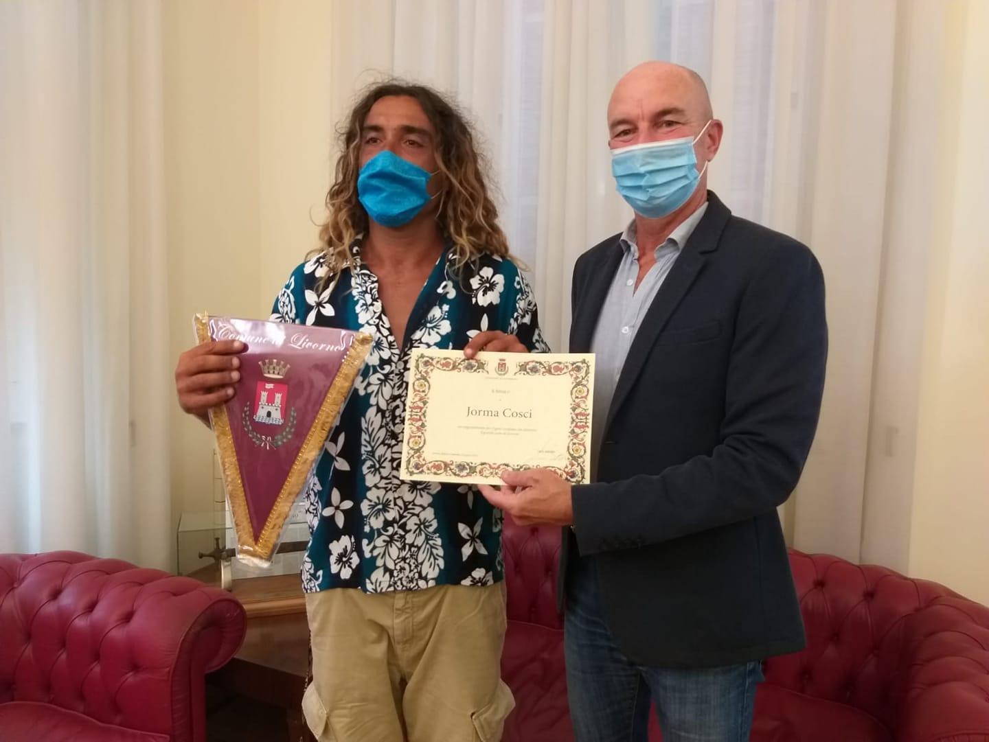 Jorma Cosci, bagnino 38enne di Livorno, insieme al sindaco, Luca Salvetti