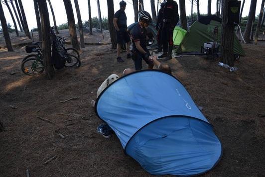 Un momento dei controlli dei forestali sul lungomare di Cecina