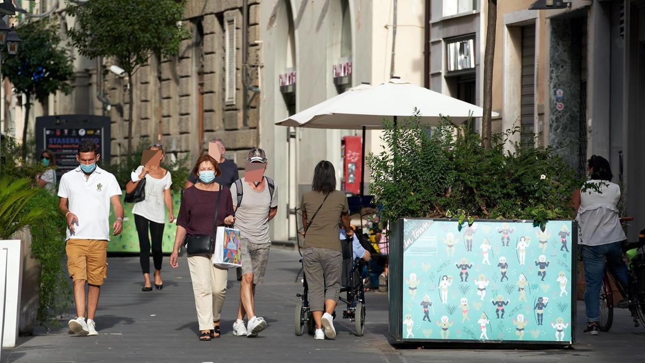 È scattato il giro di vite sulle mascherine. Multe da 240 euro per quelli che sgarrano